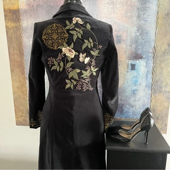 HP🌹🌹🌹🌹🌹Elegant Black Embroidered Coat - Picture 2 of 3